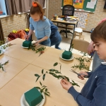 Bloemschikken voor Moederdag in 4Z 