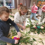 Bloemschikken voor Moederdag in 4Z 