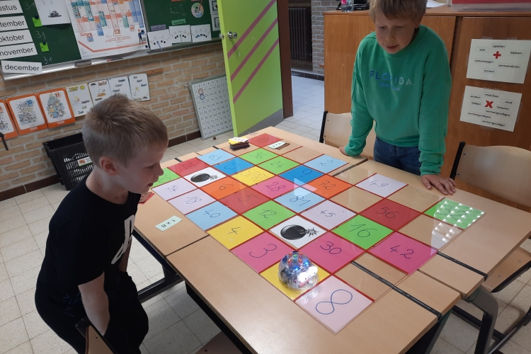 Hoekenwerk 3z THEATERLEZEN, MET DE BEEBOT NAAR DE JUISTE OPLOSSING